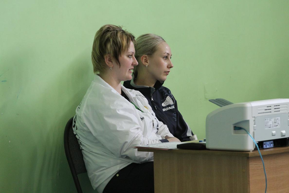 Татьяна Зюлина и Екатерина Морова наблюдают за ходом соревнований