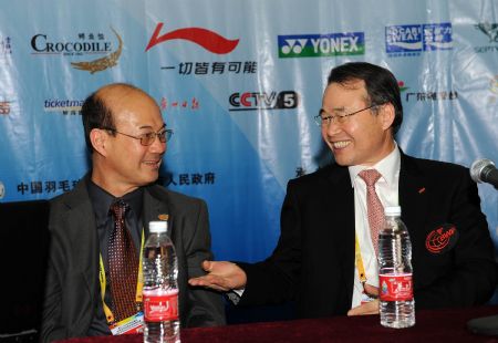 Paisan Rangsikitpho  и Президент BWF Kang Young Joong Фото (Xinhua/Liu Dawei)