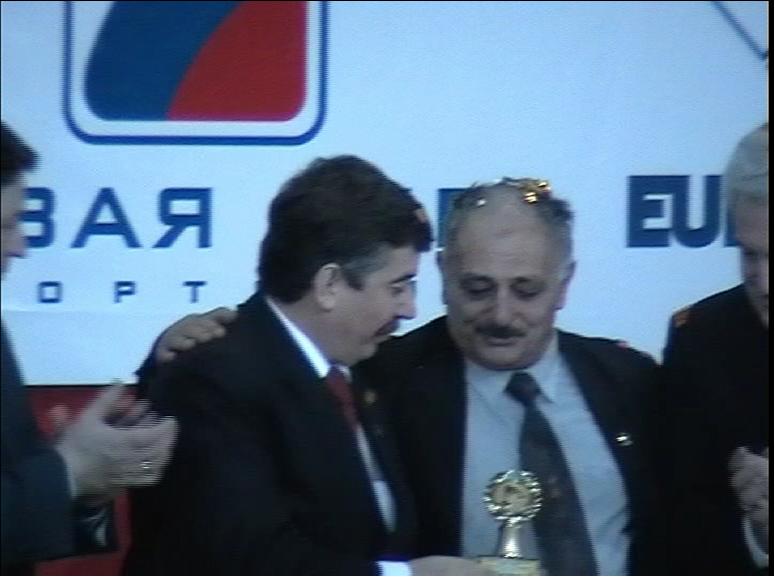Пьюзант Кассабиан вручает награду Сергею Шахраю на Чемпионате России 2007 в Одинцове.